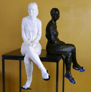 Soeurs, terre cuite ciréé, plâtre, tissue, 50 cm, 2023 - Sculptures assises