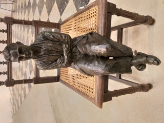 Femme assise 5, terre cuite cirée, 50 cm, 2021 - Femmes sur chaises