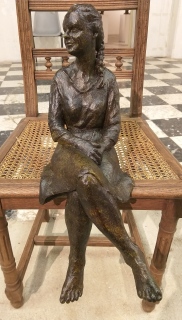 Femme assise 1, terre cuite cirée, 50 cm, 2021 - Femmes sur chaises