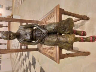 Femme assise 4, terre cuite cirée, 56 cm, 2019 - Femmes sur chaises