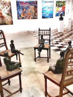 annakalo - Femmes sur chaises